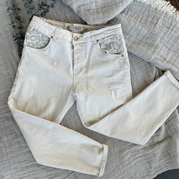 Zara Trafaluc White Baggy Jeans with Embroidered Pocket Size US 8